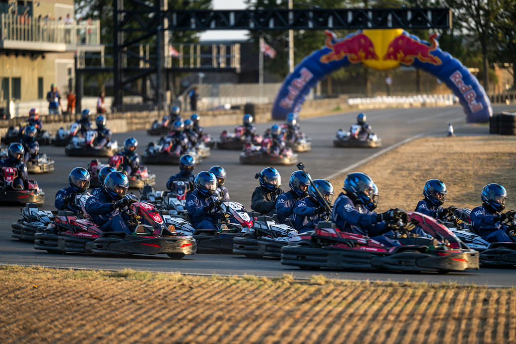 圖6_《Max vs 100》集結來自體育與流行文化領域的100名參賽者，與Max Verstappen齊聚銀石賽道一較高下。（Red Bull提供）